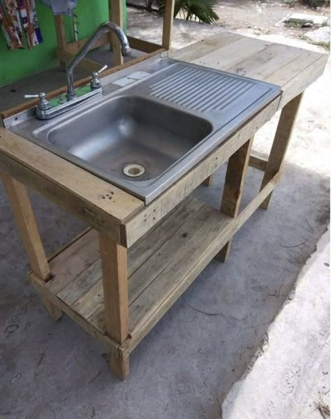 Simple Outdoor Kitchen, Outdoor Sink, Outdoor Kitchen Sink, Garden Sink, Desain Pantry, Build Outdoor Kitchen, Outdoor Sinks, Patio Furniture Ideas, Deck Decorating Ideas On A Budget