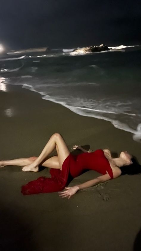 Red Romantic Aesthetic, 1990 Photoshoot, Beach At Night, Dark Feminine Aesthetic, Foto Poses, Trik Fotografi, Feminine Aesthetic, Red Aesthetic, Insta Photo Ideas