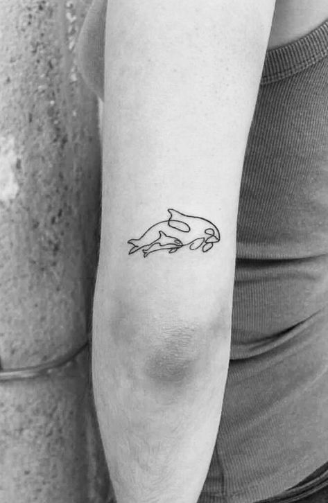 Cute and simple one continuous line tattoo of a baby orca whale swimming in the sea next to it's mum! Mum and baby tattoo inspo Swimming Tattoo Ideas Simple, Orca Whale Tattoo Simple, Mother Daughter Tattoos Animals, Tattoo Ideas Orca, One Line Orca Tattoo, Two Whales Tattoo, Orca Tattoos For Women, Whale Family Tattoo, Sea Lover Tattoo