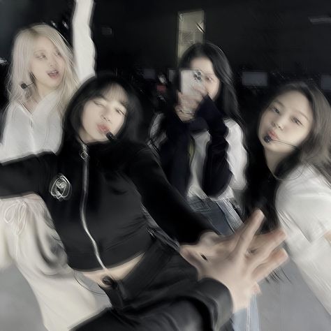 Blackpink Group Photo Black And White, Gc Photos Pfp, Kpop Asthetic Picture, Blackpink Cute Pics, Aesthetic Pfp Black And White, Blackpink Pfp Aesthetic, Pfp Gc, Blackpink Aesthetic Pfp, Black Pink Pfp