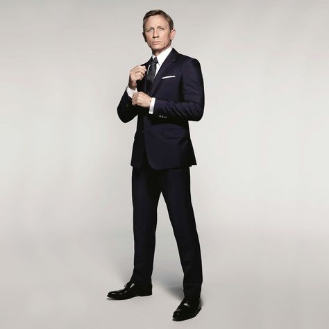 Daniel Craig as James Bond in black suit Daniel Craig Suit, James Bond Tuxedo, James Bond Daniel Craig, James Bond Outfits, James Bond Suit, Bond Outfits, Bond Suits, James Bond Party, James Bond Style