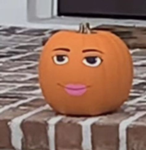 Pumpkin Craving Easy, Pumpkin Carving Roblox Face, Roblox Face Pumpkin Carving, Roblox Face Pumpkin, Things To Draw On Pumpkins, Halloween Pumpkin Faces Ideas, Funny Pumpkins Painting, Goofy Pumpkin Faces, Uwu Pumpkin