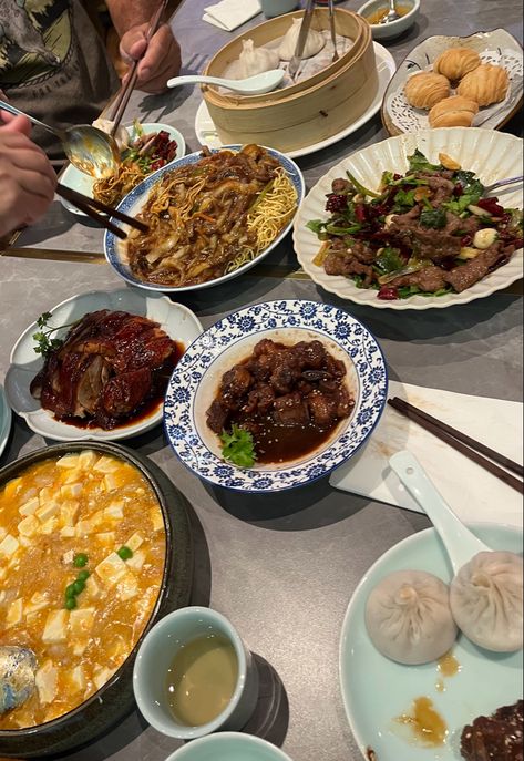 Marseille, Chinese Food Restaurant Aesthetic, Chinese Food Aethstetic Take Out, Asian Cooking Aesthetic, Chinese Take Out Aesthetic, Chinese Food Aesthics, Chinese Restaurant Aesthetic, Chinese Restaurant Food, Chinese Lifestyle