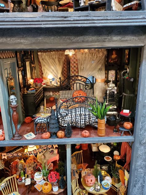 Greggs Miniature Imaginations: Halloween House Diy Haunted Dollhouse Ideas, Witches Cottage, Halloween Diorama, Dollhouse Halloween, House Craft, Barbie Halloween, Haunted Dollhouse, Paper Mache Clay, Barbie Diorama