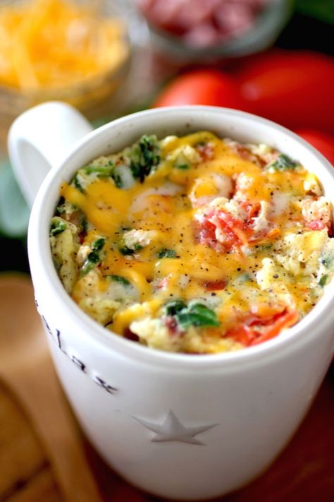 Omelet in a Mug, If you are looking for a quick and easy protein packed breakfast that is ready in minutes, this omelet in a mug is for you! You can enjoy the omelet as is straight from the mug, or you may wrap it up in a whole grain tortilla and enjoy it as a breakfast burrito! 7 Day Keto Meal Plan, Easy Recipes For Breakfast, Desayuno Keto, Keto Tips, Weight Watchers Breakfast, Weight Watchers Recipes, Keto Pancakes, Low Carb Diets, Recipes For Breakfast