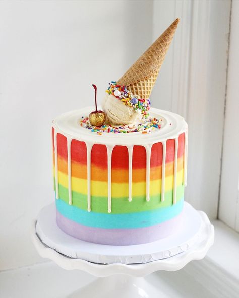 This rainbow ice cream cake is gorgeous and looks almost too good to eat ... almost. Gökkuşaği Pasta, Best Ice Cream Cake, Red Birthday Cakes, Ice Cream Cone Cake, Nursing Cake, Whiskey Cake, Ice Cream Birthday Cake, Candy Birthday Cakes, Rainbow Ice Cream