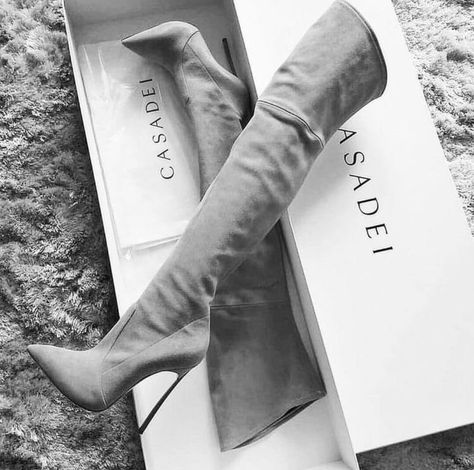 Thigh high boots. Tas Bahu, Fancy Shoes, Girly Shoes, Hype Shoes, Aesthetic Shoes, Fashion Heels, Fashion High Heels, Pretty Shoes, Dream Shoes