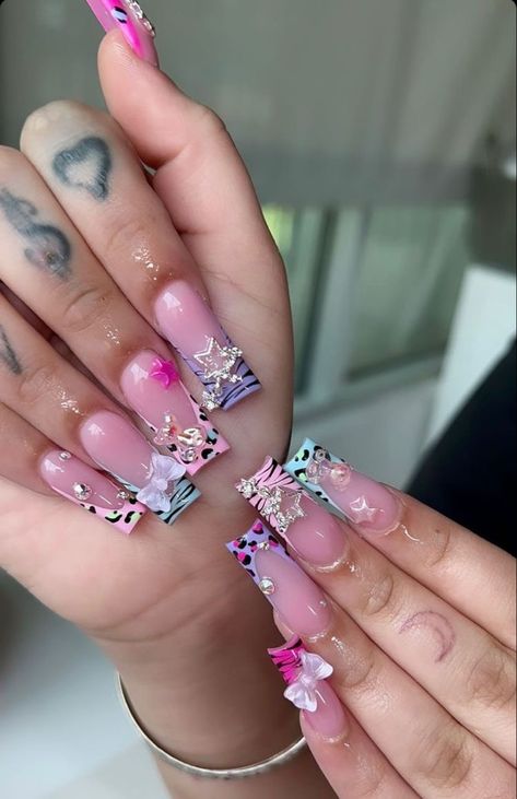 Back To School Nails Medium, Pink Packaging Ideas, Lipgloss Small Business, Long Nails Glitter, Nail Inspo Back To School, Gel Nail Light, Hard Nails, Drip Nails, Colored Acrylic