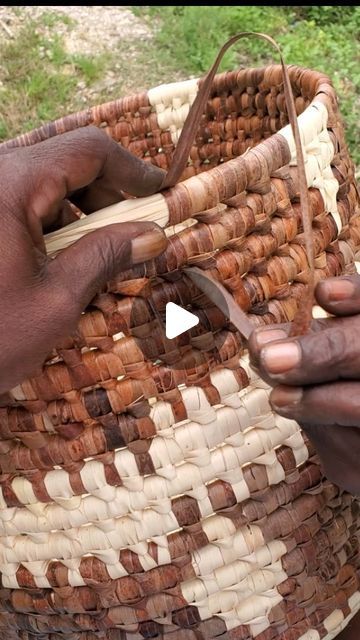 Handmade Baskets Weaving, Jamaica Art, Weaving Diy, Towel Basket, Weaving Craft, Basket Weaving Diy, Coconut Leaves, Basket Laundry, Dry Coconut