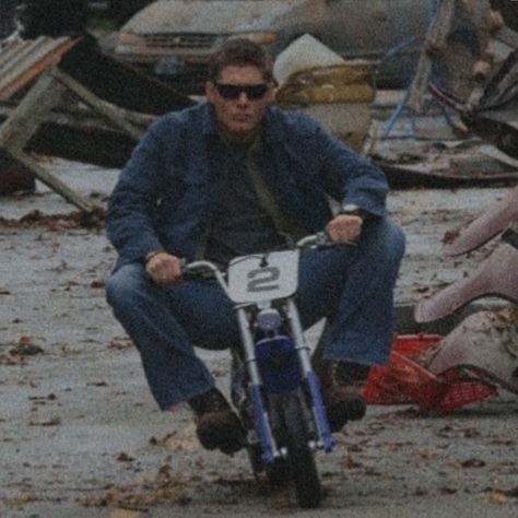 Supernatural Wallpaper, Supernatural Pictures, Supernatural Dean Winchester, Winchester Supernatural, Tv Supernatural, Supernatural Memes, Supernatural Dean, Odaiba, Supernatural Fans