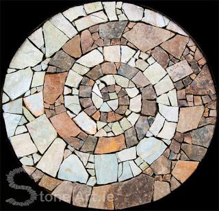 Create your own stepping stones with left over tile. I have a ton of left over tile from all my projects. Great idea! Spiral Mosaic, Mosaic Stepping Stones, Stone Patio, Art Pierre, Mosaic Stained, West Cork, Mosaic Madness, Garden Stepping Stones, Pebble Mosaic