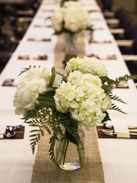 Hydrangeas in mason jars. Decorative Centerpieces, Dinner Centerpieces, Rehearsal Dinner Decorations, Centerpieces Ideas, Simple Wedding Flowers, Hydrangea Centerpiece, Tafel Decor, Green Hydrangea, Arrangement Ideas