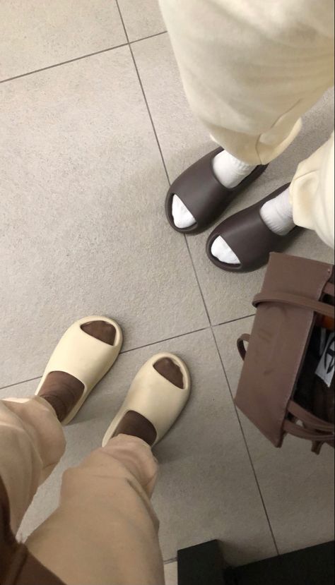 Pillow Slippers, Cloud Slippers, Cloud Slides, Mode Punk, Yeezy Slides, Luxury Lifestyle Fashion, Shower Shoes, Oufits Casual, Slides For Women