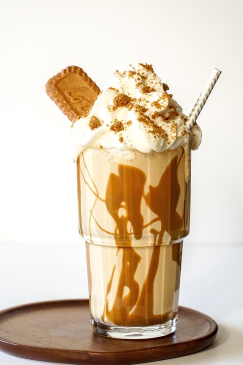 Delicious and suitable for the fall season🍂🤍😋 – 'uwtar Biscoff Milkshake, Lotus Cookies, Cookies Ice Cream, Biscoff Recipes, Milk Smoothie, Lotus Biscoff, Milkshake Recipes, Milk Shakes, Vegetable Drinks