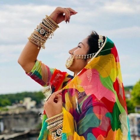 Marwadi Dress Pose, Rajsthani Poshak Poses, Rajasthani Dress Poses, Marvadi Poshak Poses, Photography Poses In Rajputi Poshak, Rajasthani Women Photography, Rajputi Bride Photoshoot, Rajputi Dress Pose, Rajputi Look Photoshoot