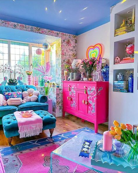 Funky Living Rooms, Bold Decor, Salon Suites, Colourful Living Room, Apartment Decor Inspiration, Decoration Inspiration, Remodeling Ideas, Eclectic Home, Decor Living Room