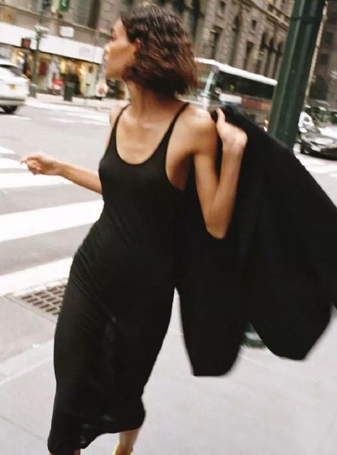 Minimal. / Visual. Fashion Lifestyle Photography Women Fashion Editorial, 90s Fashion Campaign, Model Off Duty Photoshoot, Vogue Netherlands, Minimalist Fashion Photography, Nyc Lifestyle, Minimalist Street Style, Amber Valletta, City Shoot