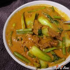 Kare-Kare Filipino Beef Curry Recipe: this is how to get the taste right Beef Kare Kare, Persian Beef Stew, Kare Kare Recipe, Filipino Pork Recipes, Phillipino Food, Beef Curry Recipe, Philippines Recipes, Oxtail Recipes, Asian Recipe