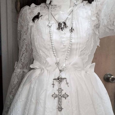 White Goth Aesthetic, Dr Aesthetic, Alt Aesthetic, White Goth, Goth Aesthetic, Grunge Goth, Gothic Dress, Pinterest Closet, Goth Outfits