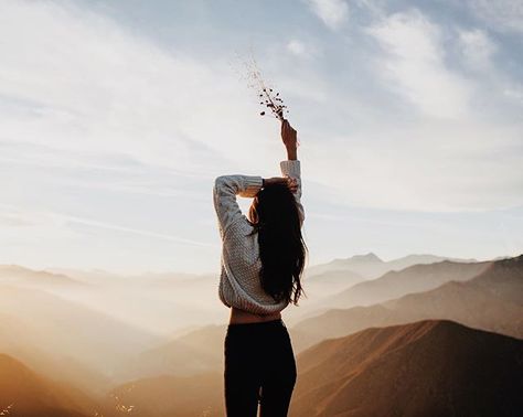 Okay California. You're beautiful. // @meldenisse at sunset. ☀️ Hiking Photography, Hiking Pictures, Skateboarder, Shooting Photo, Photography Inspo, Photoshoot Poses, Photo Poses, Travel Photos, Photo Inspiration