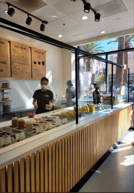 Juice Bar Restaurant, Poke Bowl Restaurant Interior, Deli Counter Design, Fastfood Counter Design, Modern Sandwich Shop, Poke Restaurant Design, Restaurant Counter Design Ideas, Tiny Restaurant Design, Fastfood Design Interiors