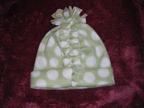 Sew Fleece Hat, Fleece Hat Pattern, No Sew Fleece, Fleece Crafts, Fleece Projects, No Sew Fleece Blanket, No Sew Blankets, Fleece Hats, Tie Blankets