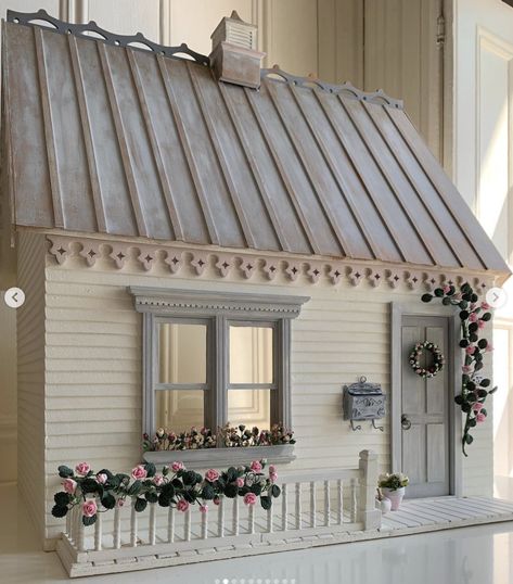 Doll House Exterior Ideas, Dolls House Exterior, Maileg Doll House, Dollhouse Windows, White Wooden Floor, Pottery Houses, House Shed, Doll House Plans, Diy Doll Miniatures