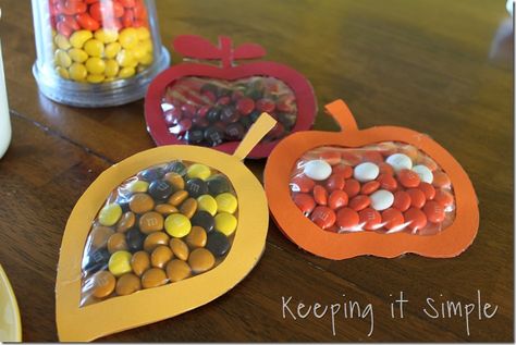 tasty fall treats Cut out leaf background with Cricut, then cut shadow foreground.  Hot glue background shape to ziploc baggie, fill with candy, glue cut out shape on front.  Trim baggie edges off around shape.  (Try using Hotmarks tool to trace around shape, melting off excess baggie.) Candy Goodie Bags, Fall Candy, Classroom Treats, Harvest Party, Thanksgiving Treats, School Treats, Candy Crafts, Candy Candy, Keeping It Simple