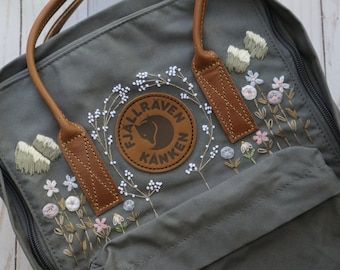 Personalised Pet Hand Embroidery Customised Fjallraven Kanken - Etsy Turkey Mochila Fjallraven Kanken, Wildflower Embroidery, Kanken Classic, Granny Square Scarf, Dmc Embroidery Floss, Crochet Wrap, Cute Embroidery, Scarf Gift, Embroidery Ideas