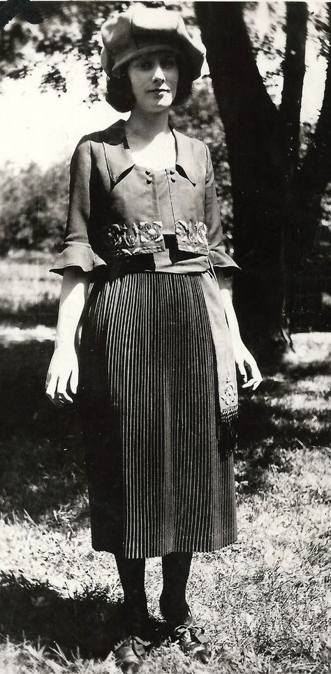 42 Cool Pics of Stylish Women From the 1920s Everyday 1920s Fashion, 1920s Teen Fashion, 1910 Fashion Women Casual, 1920s Womens Fashion Casual, Late 1920s Fashion, 1920s Casual Fashion, Casual 1920s Outfit, 1920s Womens Fashion, 1920s Fashion Women Casual