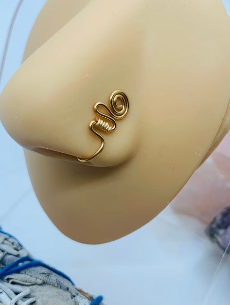 Spiral Nose Piercing, Nose Cuff Tutorial, Cool Nose Rings, Wire Nose Cuff, Spiral Nose Ring, Diy Nose Rings, Customize Character, Nose Ring Designs, Nose Ring Indian