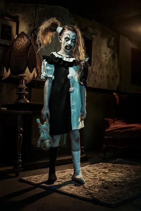 Terrifier 2's Pale Girl - Meet Art the Clown's Creepy New Friend! Scary Clown Costume, Horror Movie Costumes, Terrifier 2, Movie Character Costumes, Horror Halloween Costumes, Creepy Costumes, Clown Horror, Horror Costume, Scary Movie Characters