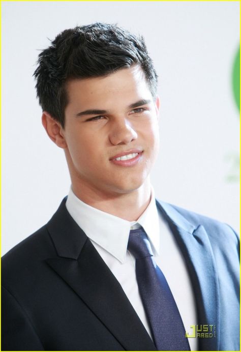 yep, ok then! Jacob Black Twilight, Shark Boy, Team Jacob, Nice Smile, Hottest Guys, Twilight Movie, Taylor Lautner, Jacob Black, Famous Men