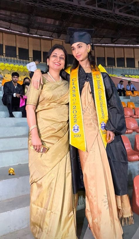 🧨 Sari Graduation, Convocation Outfit Graduation Indian, Convocation Saree Ideas Graduation, Graduation Saree Ideas College, Convocation Sarees, Graduation Saree Outfit Ideas, Convocation Saree Graduation Indian, Saree Convocation, Desi Graduation