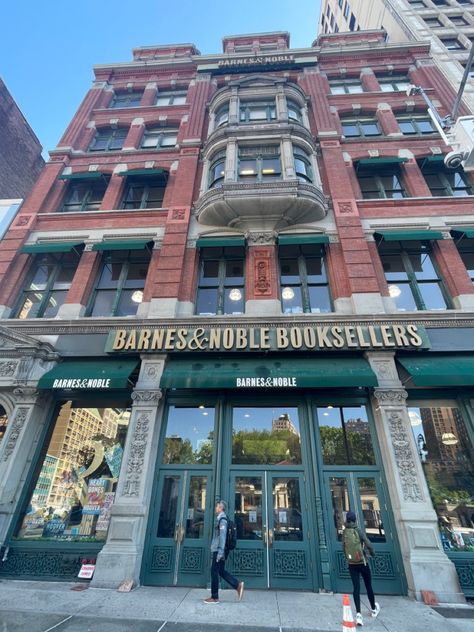 Barnes And Noble Aesthetic New York, Biggest Barnes And Noble, New York Barnes And Noble, Barnes And Noble New York, Working At Barnes And Noble, Barnes And Noble Date, Alexa + Core + Aesthetic, Nyc Bookstore, Barnes And Noble Aesthetic