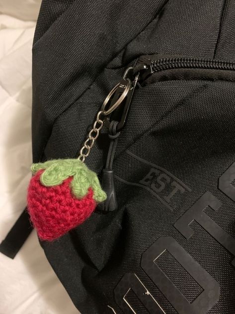 Cool Crochet Keychains, Cute Crochet Ideas Aesthetic Easy, Crochet Backpack Charms, Strawberry Crochet Keychain, Crochet Ideas Keychain, Keychain Crochet Ideas, Crochet Cute Keychain, Cute Crochet Keychains, Crochet Strawberry Keychain