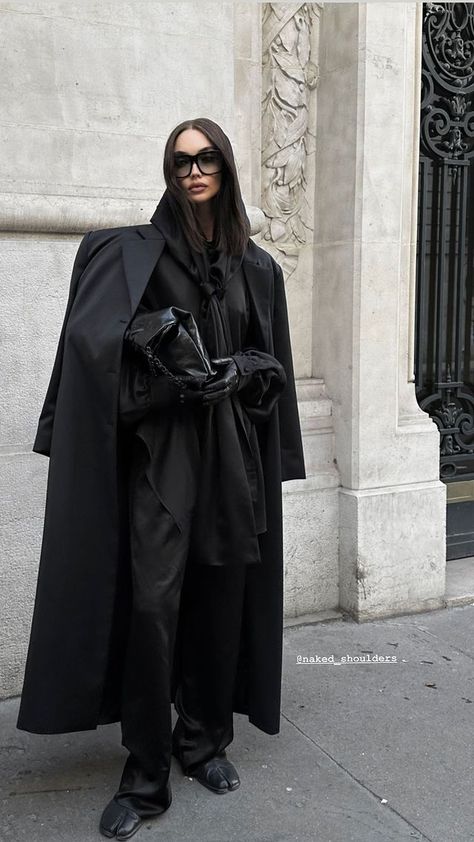 Stories • Instagram Dark Minimalism Outfits, Female Overcoat, Stile Kylie Jenner, Ladies Coats, All Black Fashion, Long Black Coat, Middle Age Fashion, Loose Long Sleeve, Women Overcoat