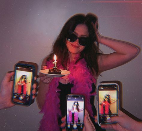 Paparazzi Instagram Photos, Birthday Inspired Pics, Poses For Your Birthday, Paparazzi Birthday Photoshoot, Fun Birthday Pictures, Birthday Poses With Cake Aesthetic, Cute Birthday Photo Ideas, Aesthetic Poses For Birthday, Aesthetic Birthday Photo Ideas