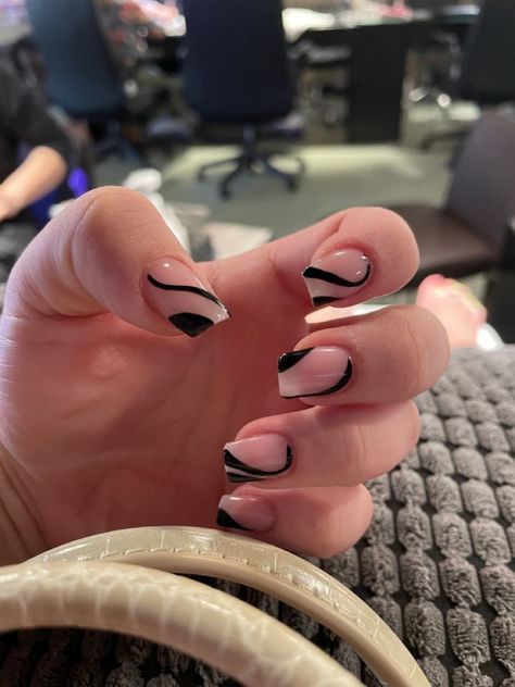 Square Nails With Black Lines, Short Nails With Line Design, Gel Nail Designs Short Nails Black, Trendy Minimalist Nails Black, Black Nails White Lines, Simple Nail Art For Square Nails, Black And White Short Square Nails, Black Swirl Nails Square, Black Swirl Nails Short