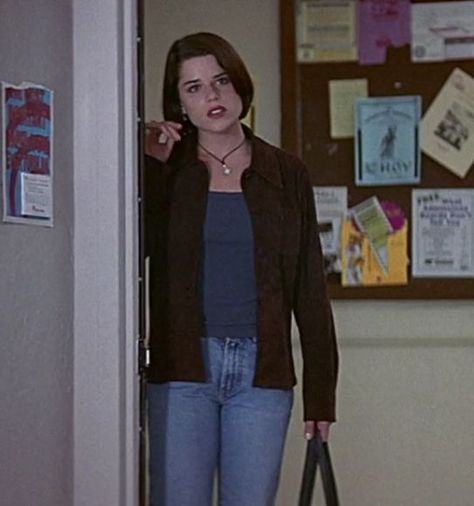 Neve campbell Scream 2 Outfits, Neve Campbell 90s Outfits, Scream Fashion 90s, Neve Campbell Scream, Scream Sidney Prescott Outfit, Sydney Prescott Makeup, Neve Campbell 90s Style, Sydney Prescott Aesthetic, Scream 2 Sidney Prescott