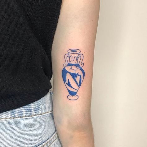 J ú l i a R o c h a (@juliaasrocha) • Fotos e vídeos do Instagram Matisse Tattoo, Fine Art Tattoo, Greece Tattoo, Traditional Tattoo Black And White, Vase Tattoo, 22 Tattoo, Matisse Blue, Art Inspired Tattoos, L Tattoo