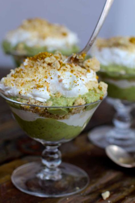 Pistachio Dessert Pudding, Gourmet Fudge, Pistachio Dessert, Parfait Recipe, Pistachio Recipes, Pudding Parfait, Trifle Pudding, Parfait Recipes, Pistachio Pudding