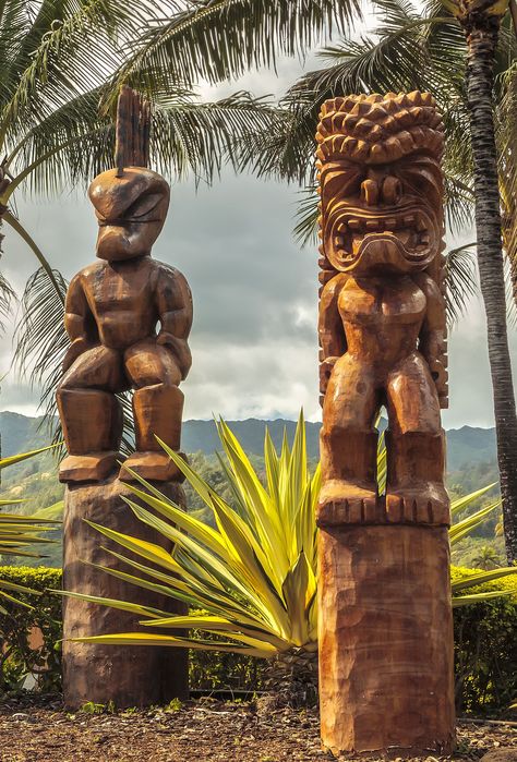 Polynesian tiki carvings on Oahu, Hawaii Hawaii Tiki, Totem Tiki, Tiki Hawaii, Tiki Statues, Polynesian Islands, Tiki Totem, Hawaiian Tiki, Polynesian Art, Tiki Lounge