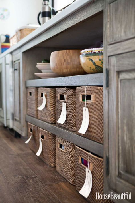 FILL UP HANDY BINS: Declutter an open-shelving mess with a tidy grid of woven boxes. In this Los Angeles kitchen, paper tags keep each baskets' contents organized. Click through for more clever kitchen storage ideas! Labeling Ideas, Clever Kitchen Storage, Kitchen Basket Storage, Small Kitchen Storage, Furniture Handmade, Small Kitchens, Woven Baskets Storage, Smart Kitchen, Ideas Vintage