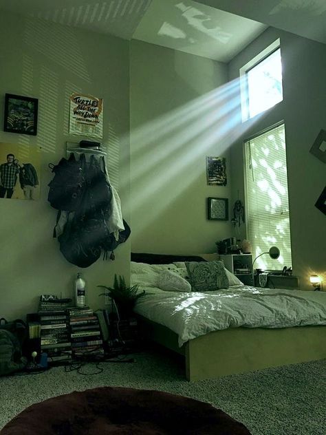 Unhinged Room Decor, Chill Apartment Aesthetic, Small Room Design Queen Bed, Guys Room Aesthetic Vintage, Guys Bedroom Ideas Men Masculine, Maximalist Bedroom Aesthetic Vintage, City Room Aesthetic, Masculine Bedroom Aesthetic, Deftones Room