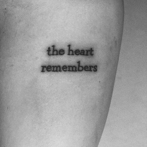 “The heart remembers” tattoo on forearm. IG: @alonnatroche, serif font tattoo Heart Text Tattoo, Tattoo For Ex Lovers, Regret Tattoo Ideas, Tattoos For Dead People, Short Poem Tattoo, Tattoo For Dead Person, Tatoos About Heartbreak, Tattoos Lost Loved Ones, Tattoo About Unrequited Love