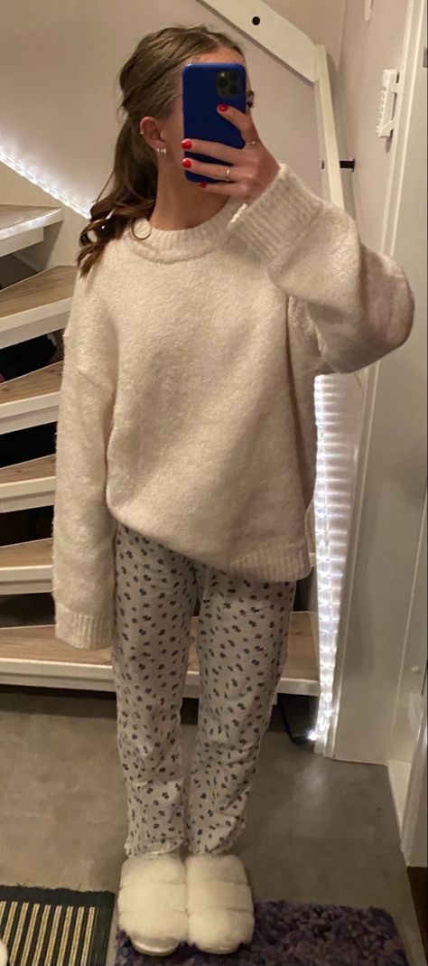 Winter Pijama Cozy, Cozy Indoor Outfit, Aesthetic Pajamas Comfy, Autumn Pjs Aesthetic, Fluffy Pyjamas Aesthetic, Comfy Pjs Aesthetic Winter, Fluffy Pjs Aesthetic, Cozy Pyjama Outfit, Cozy Fall Pajamas