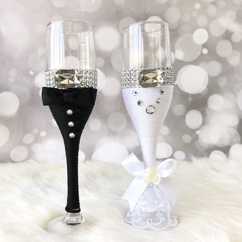 Mini Bride, Champagne Toasting Flutes, Wine Glass Decor, Wedding Toasting Glasses, Bride And Groom Glasses, Wedding Wine Glasses, Decorated Wine Glasses, Flute Glasses, Toasting Glasses