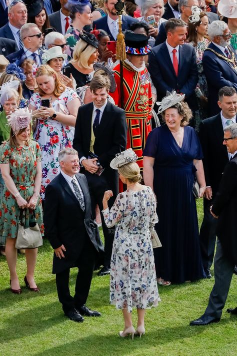 British Garden Party, Buckingham Palace Garden Party, Royal Garden Party, Spring Garden Party, British Garden, Royal Garden, Royal Dresses, Party Pictures, Princess Alexandra