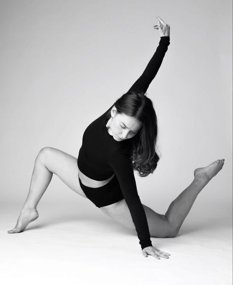 Contemporary dancer studio photoshoot poses Dance Poses With Skirt, Dance Floor Photography, Cool Dance Photography, Dance Photoshoot Ideas Photography Poses, Flexibility Poses Photography, Sitting Dance Poses, Poses For Dancers Photoshoot, Dance Poses Lyrical, Dance Photo Outfits